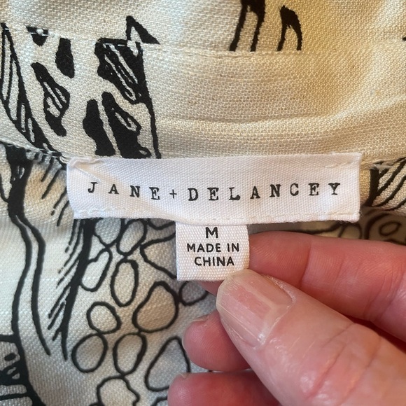 Jane + Delancey Giraffe Novelty Print Short Sleeve Button Down Shirt Top Size M - Picture 6 of 8
